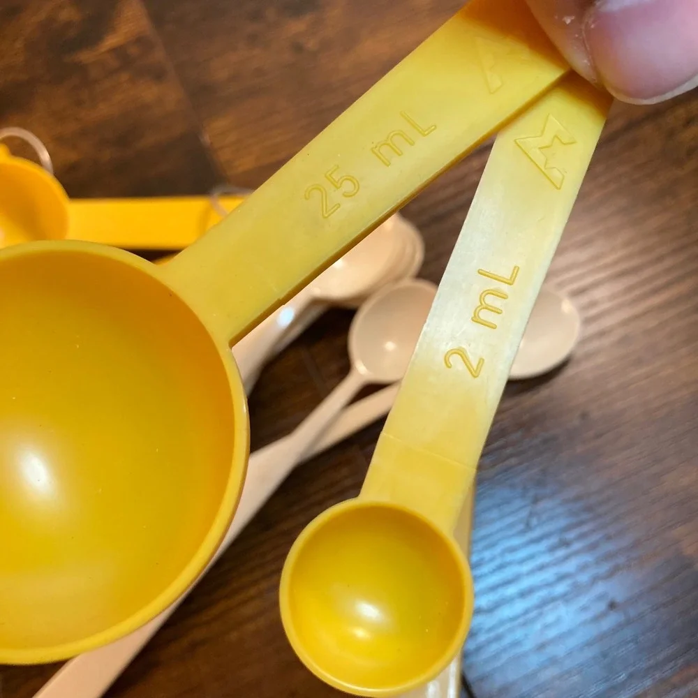 Vintage Plastic Measuring Spoons Lot Yellow White 25ml 15ml 2ml SI Mfg Canada